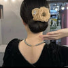 Bigoudi en maille fleurie avec chignon diamanté