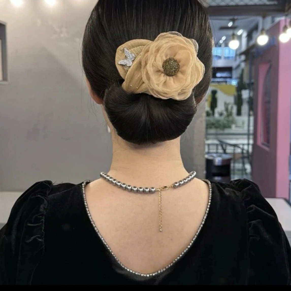 Bigoudi en maille fleurie avec chignon diamanté